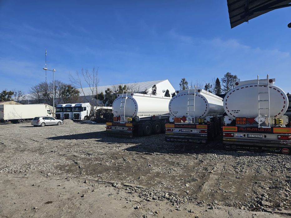 Parking. Miejsce postojowe TIR, maszyny budowlane, Bus