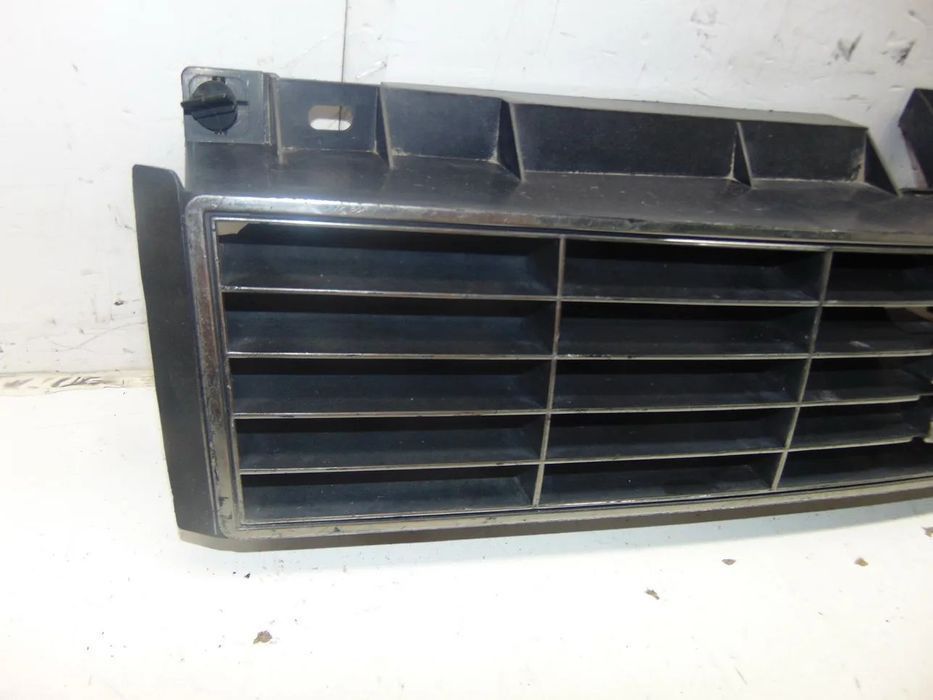 Peugeot 305 grelha " usado em bom estado