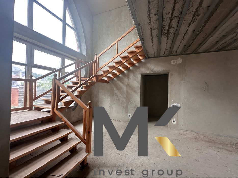 Продаж двоповерхового будинку з великою ділянкою. Стоянка-2