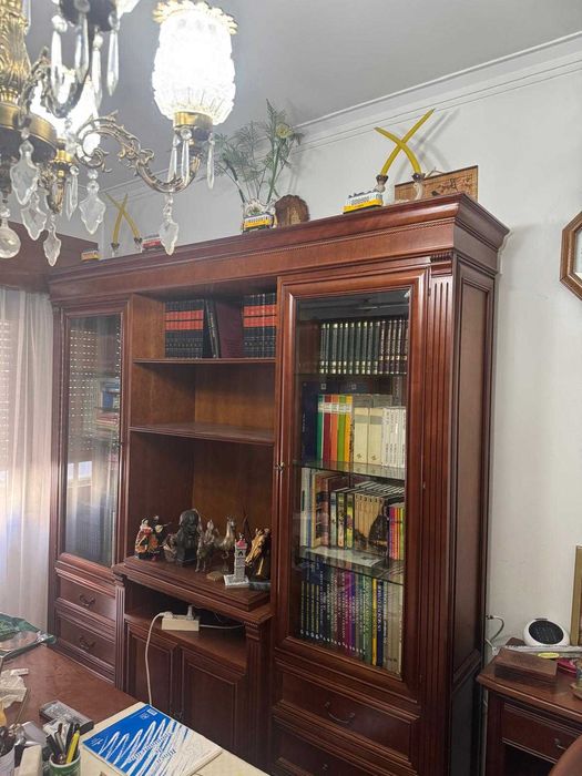 venda  de móveis em ótimo estado mesa , cadeiras e 2 estantes