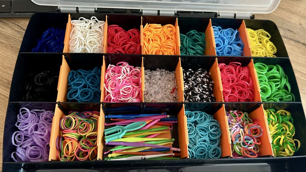 Caixa com elasticos e acessorios