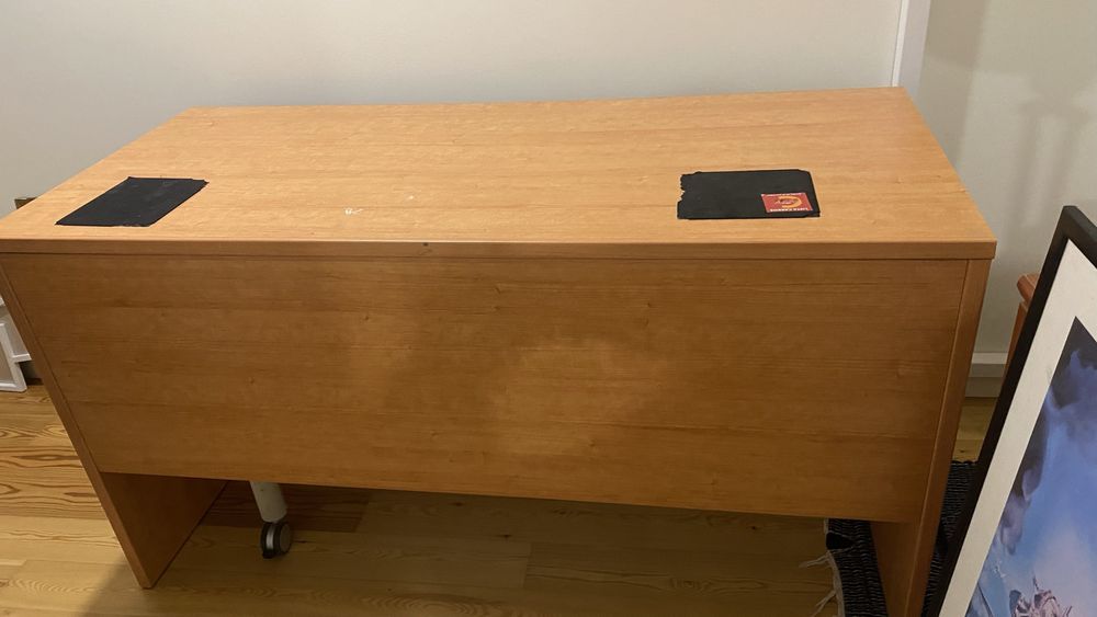 Secretaria, cadeira e armario de gavetas e prateleIras