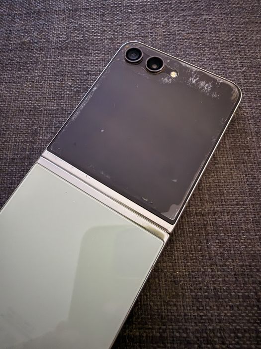 Samsung Galaxy Z Flip5 256GB – Garantia + Carregador