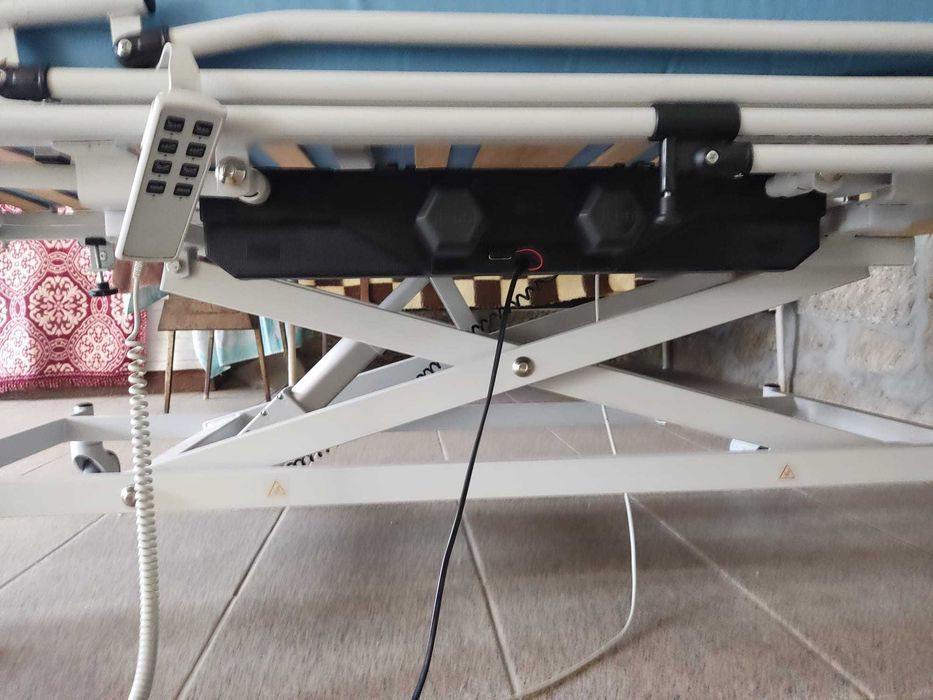 Cama elétrica, articulada e com colchão anti-escaras