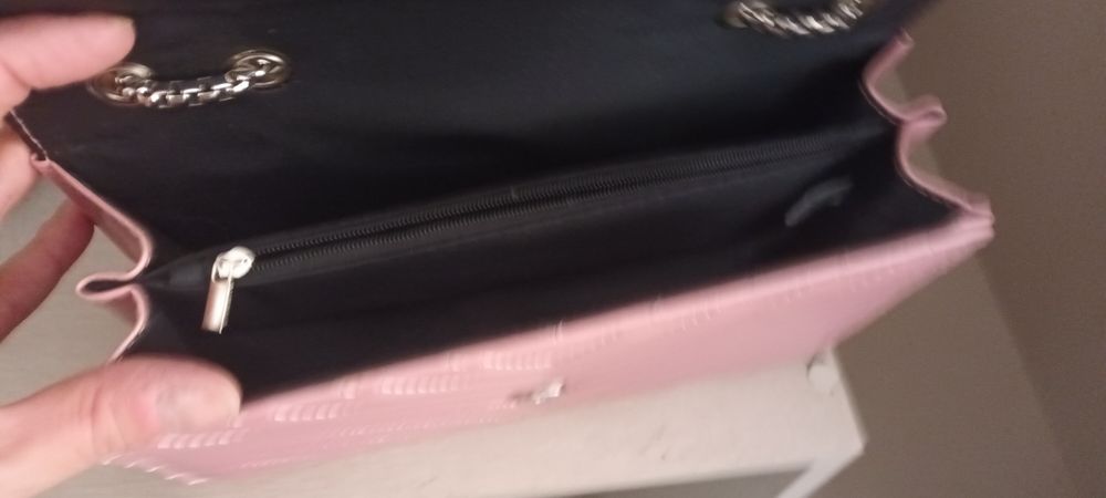 Bolsa rosa com corrente