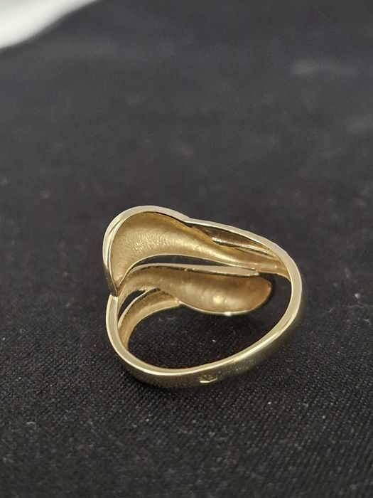 Elegancki pierścionek próby 585 i wadze 2.48gram