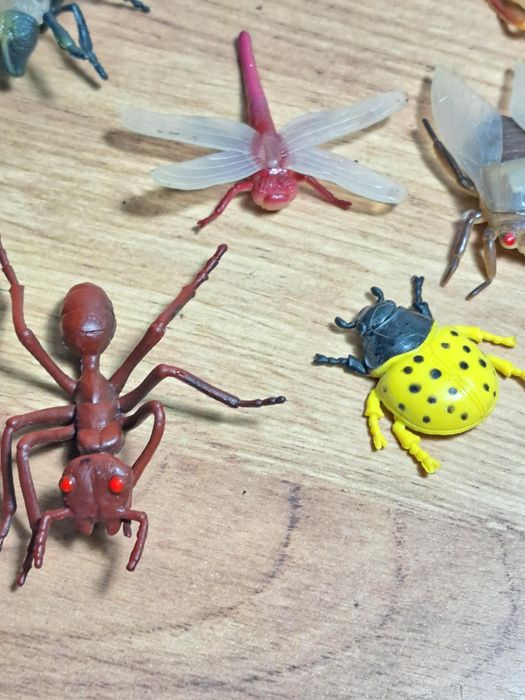 Zabawkowe owady z tworzywa 55