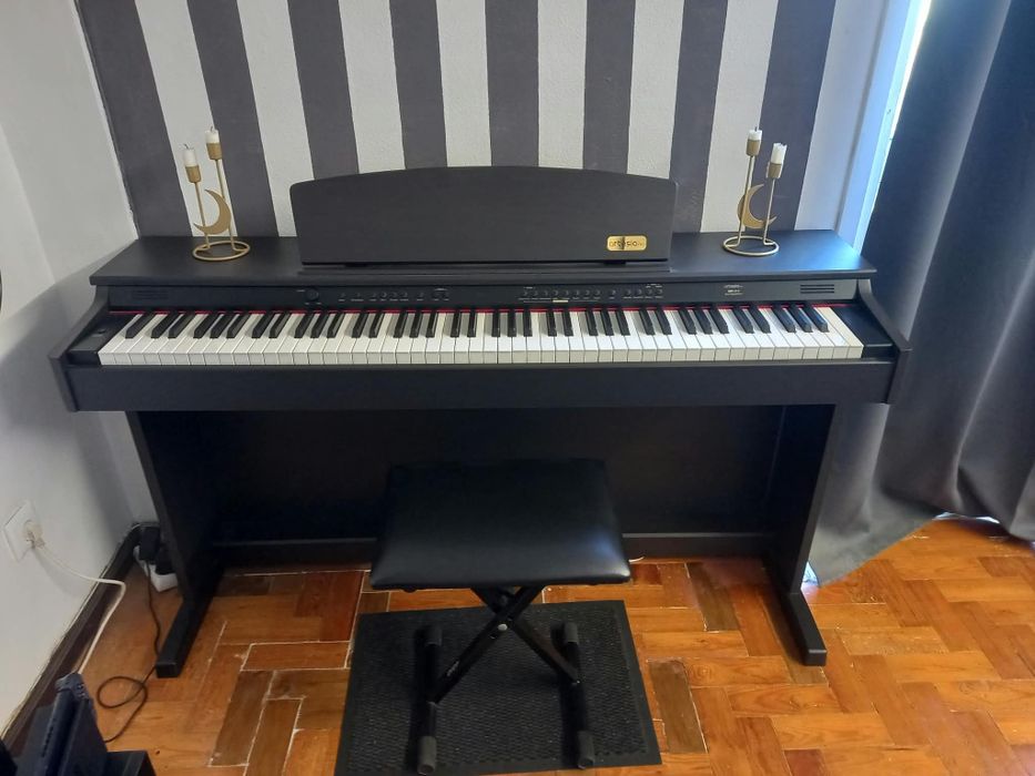 Piano digital com móvel