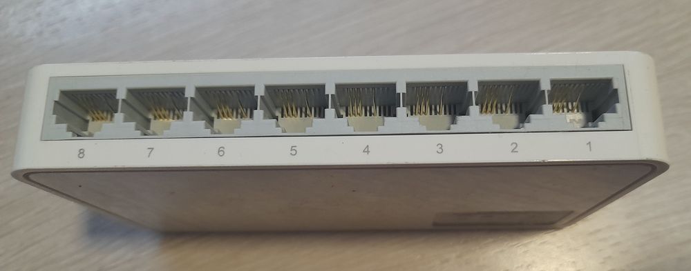 Свич TP-LINK на 8 разъёмов