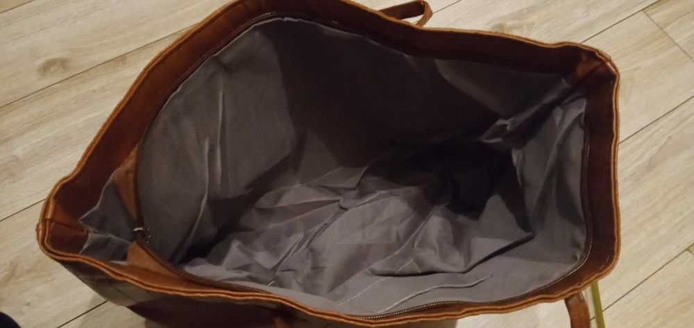 Brązowa torebka wzór skóry węża