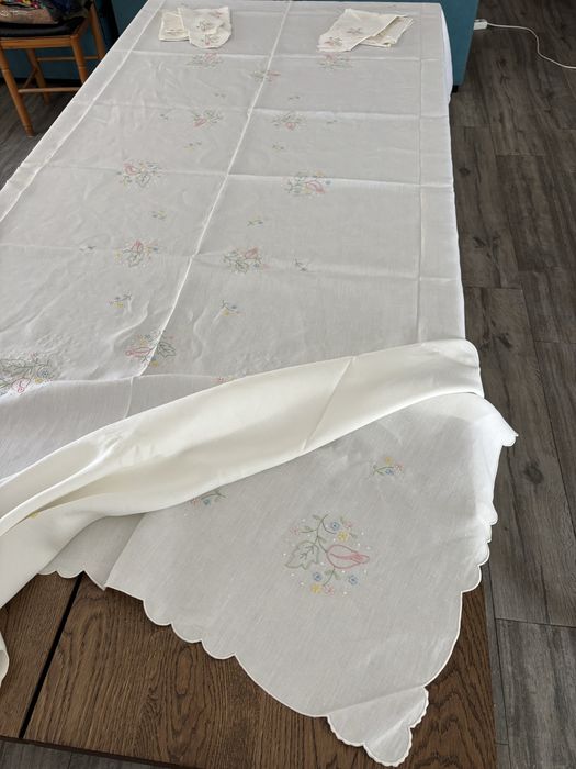 Toalha de mesa linho branco bordado feito à mão