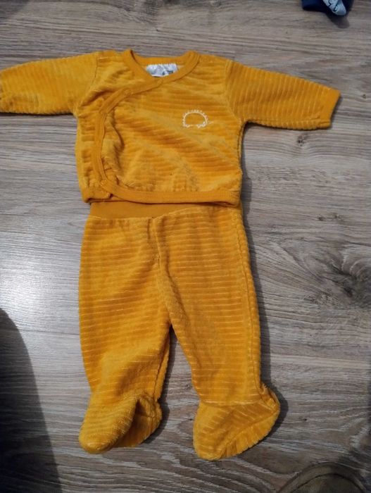 Ubranka dla niemowlaka i buciki