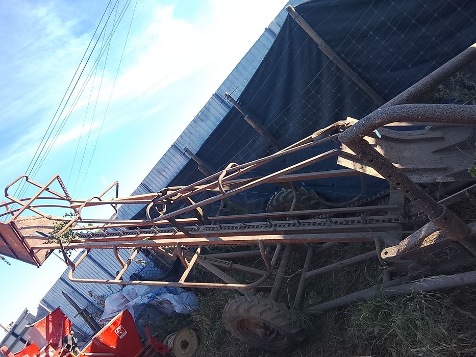 Alfaia para elevação de fardos de feno