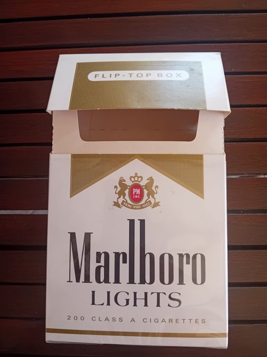 Caixa/maço tabaco de grandes dimensões, Marlboro Lights, anos 90, dimensões: 18,5cm altura 12,5cm largura 6cm fundo, em excelentes condições.