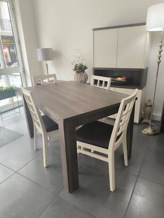 Sala  com móvel TV  aparador vertical  mesa extensível e  4 cadeiras