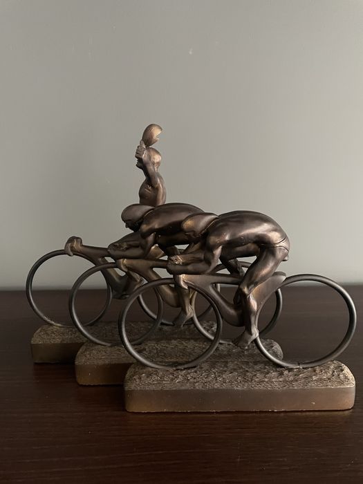 Kolarze brązowa figura rzeźba