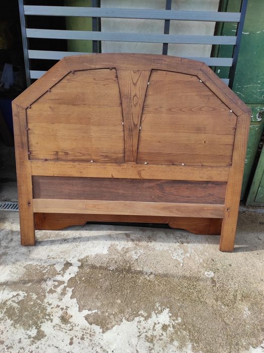 Cama de casal em castanho