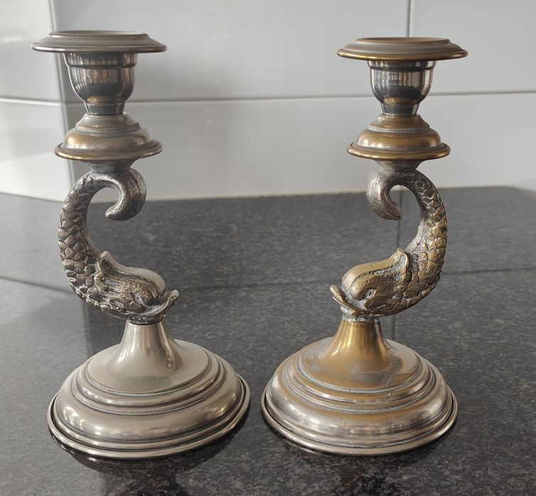 Dois castiçais de casquinha de prata