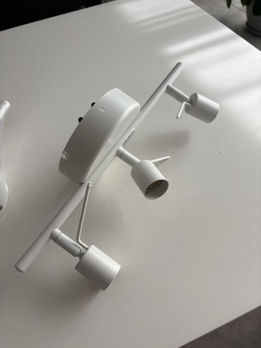 Projetor de teto+ com três lâmpadas. IKEA.