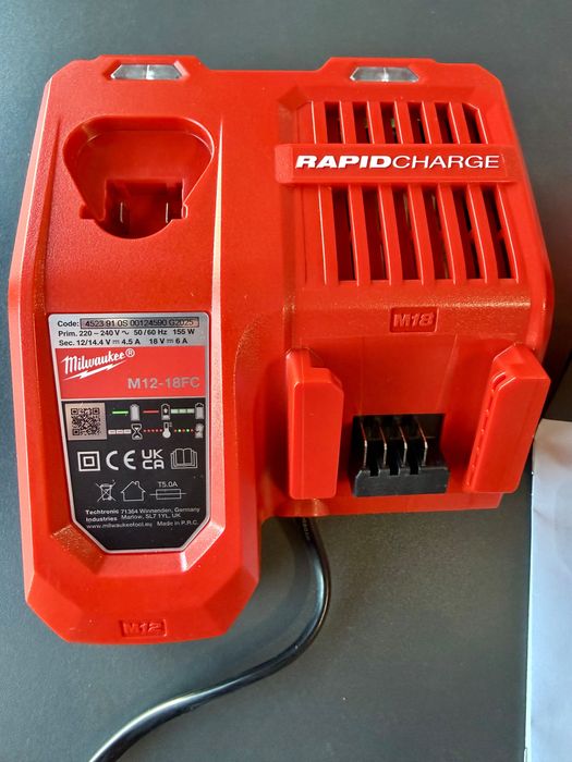 Зарядний пристрій Milwaukee M12-18 FC Rapid
