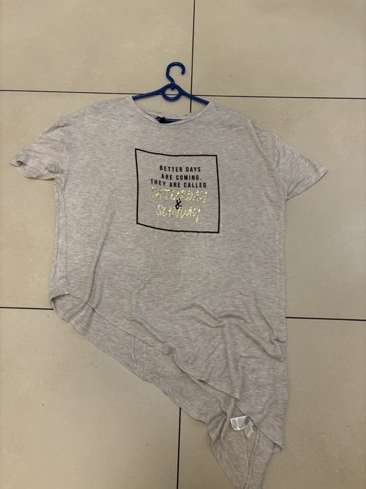 Bezowa bluzeczka asymetryczna zlote dodatki super sie prezentuje