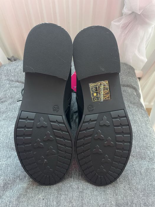 Nowe lakierowane botki rozm.36