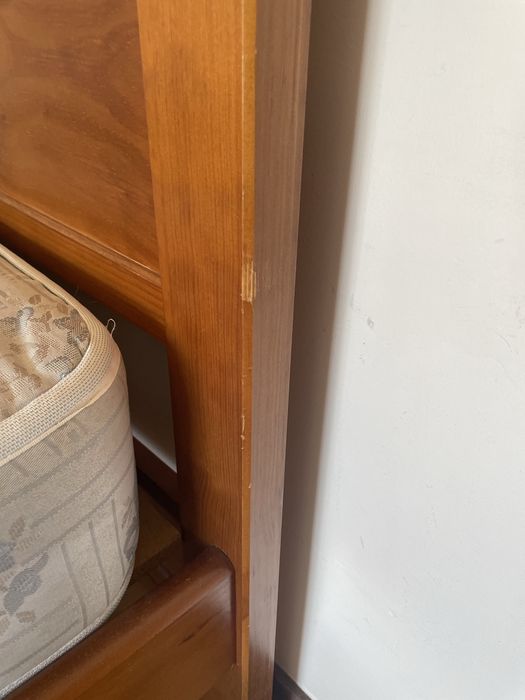 Cama de solteiro em madeira com colchão