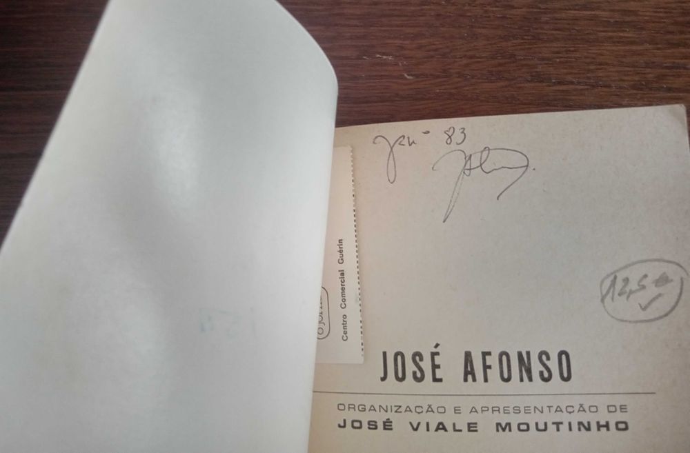 José Viale Moutinho	- - - 		José Afonso	- - - - -	Livro Autografado