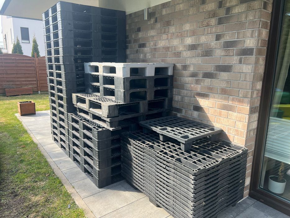 Palety plastikowe, różne rodzaje