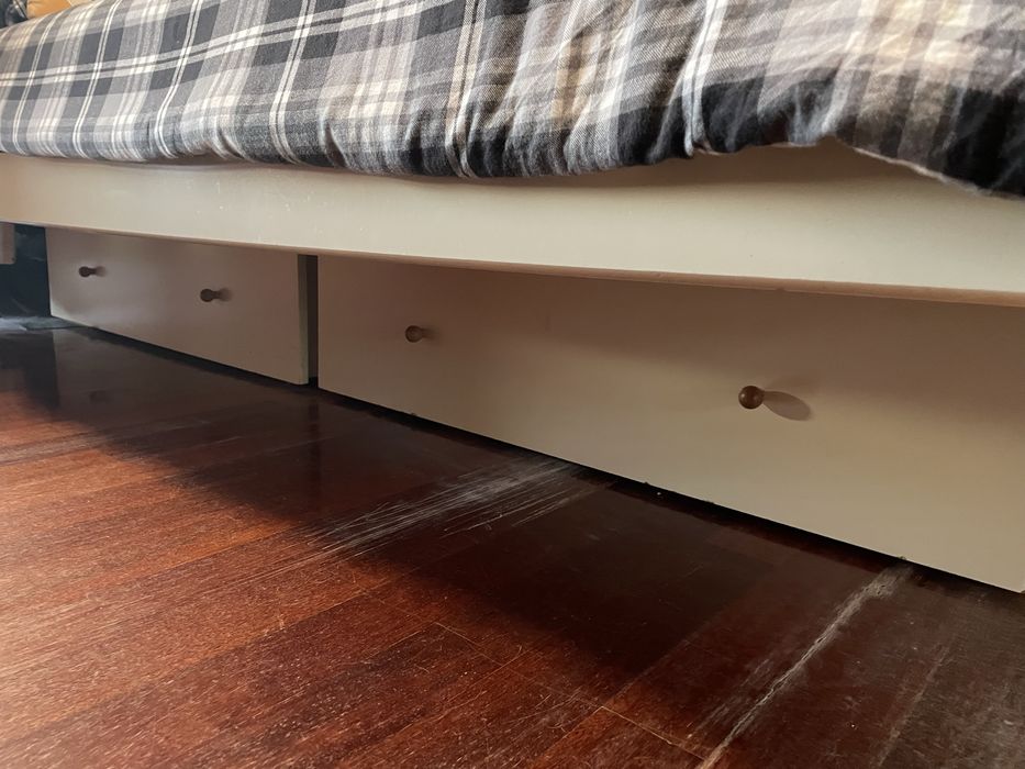 Cama de solteiro com gavetas