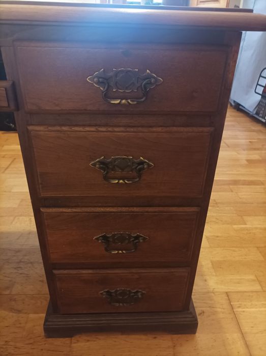 Secretária clássica em madeira de castanho