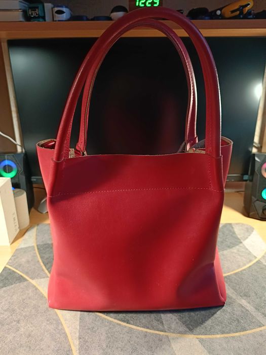 Продам женскую сумочку , цвет красный . Натуральная кожа !