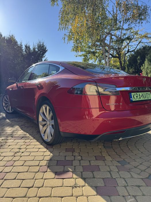 Tesla model S85 zarejestrowana zadbana