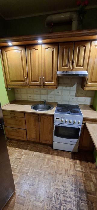 Meble kuchenne z kuchenką i zlewozmywakiem