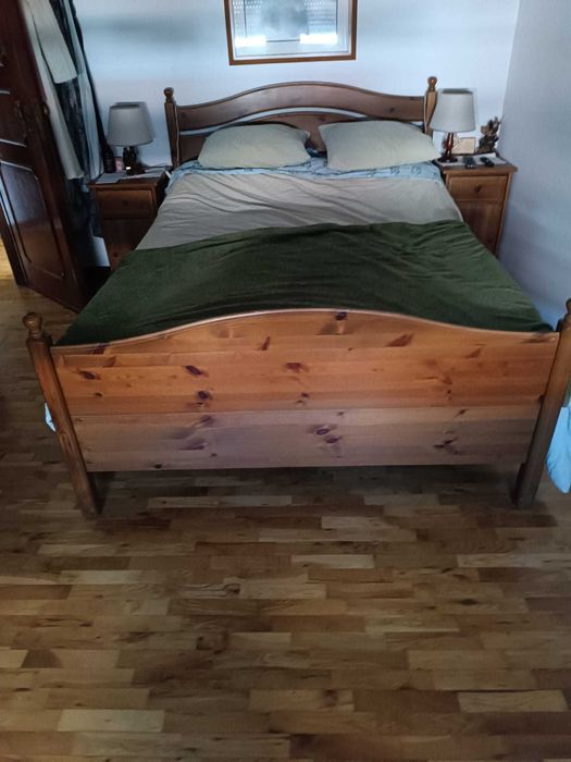 Cama de Casal em Pinho com 2 mesas de cabeceira