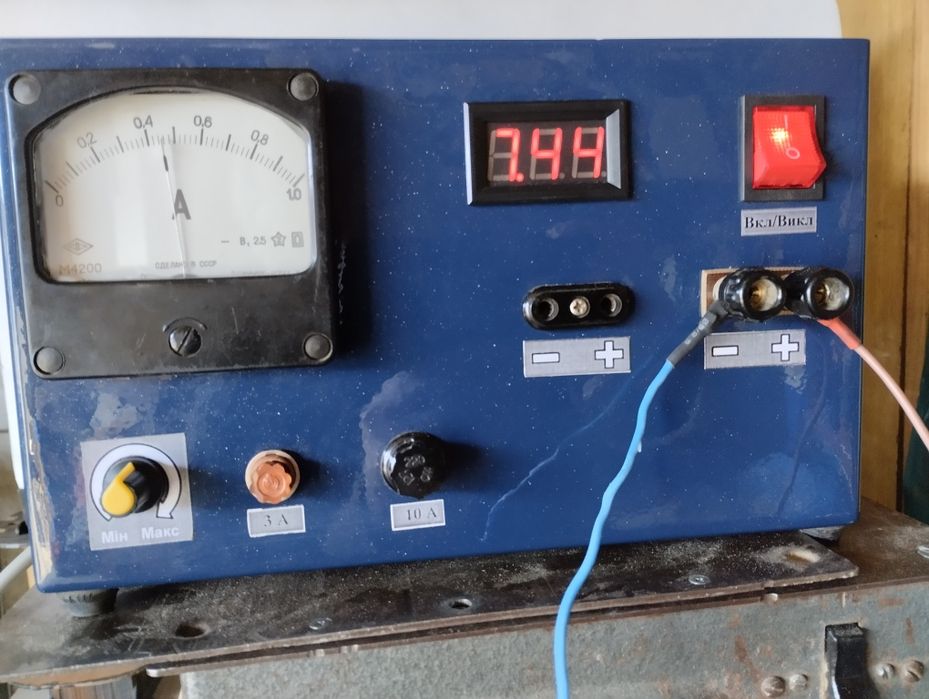 Пристрій зарядки мотоциклетних акумуляторів 12В.
