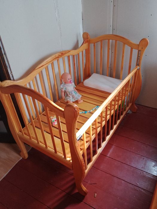 Дитяче ліжечко з сосни, ручна робота: 600 Детская мебель