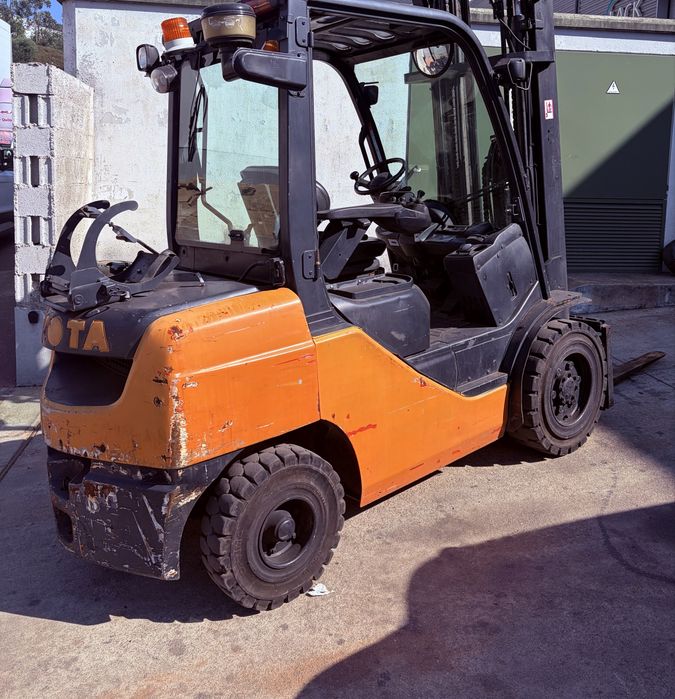 Toyota  serie 8 30 triplex , sobe 5,5m, empilhador
