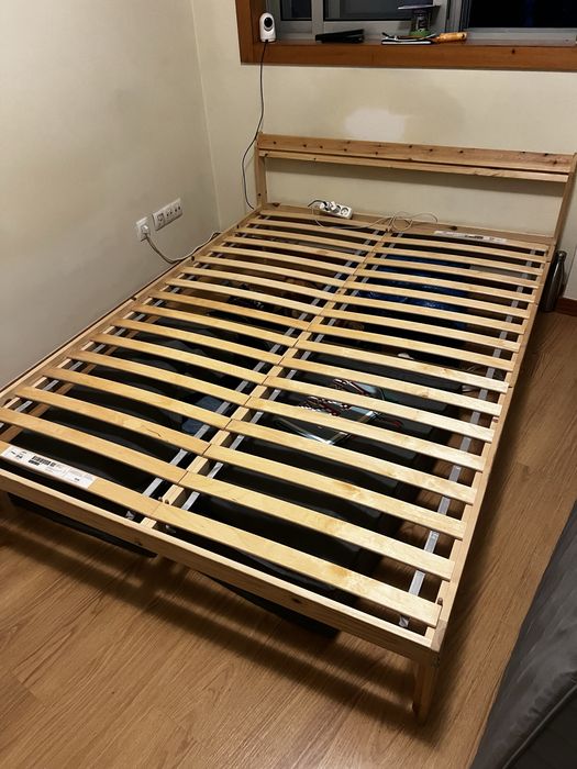 Cama casal IKEA NIEDEN com estrado