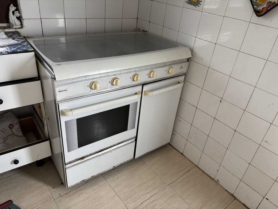 Oferece-se sucata e restos de madeira