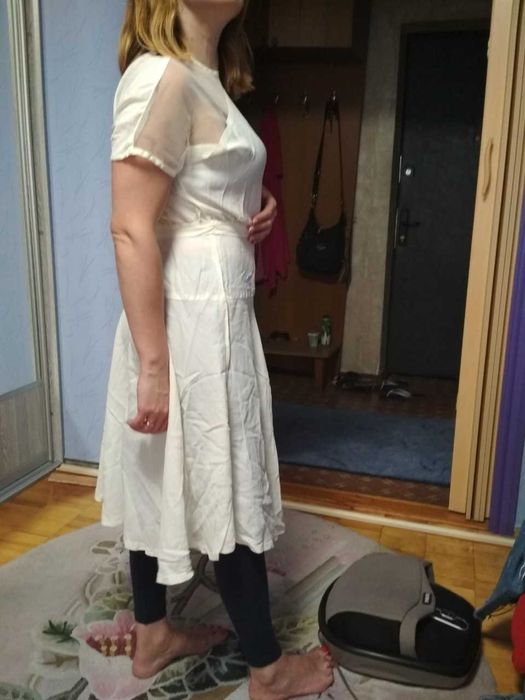 Белое платье с сеточкой на груди и широкой юбкой