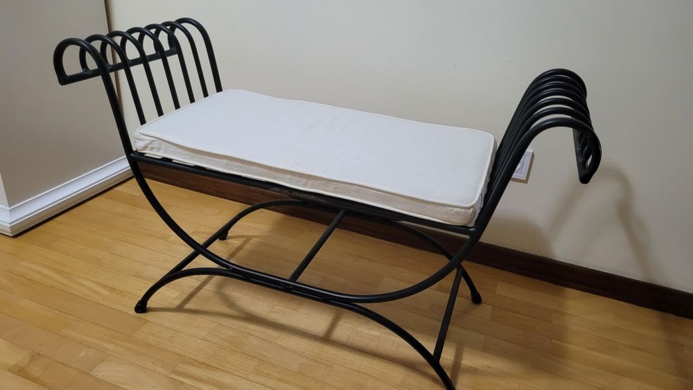 Banqueta em ferro preto