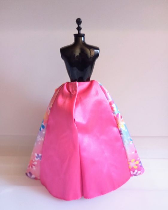 Barbie saia para Princesa Alexa e o Portal Secreto 2014.