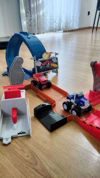 Blaze tory z napędem dzwiękowym i dwa samochodziki