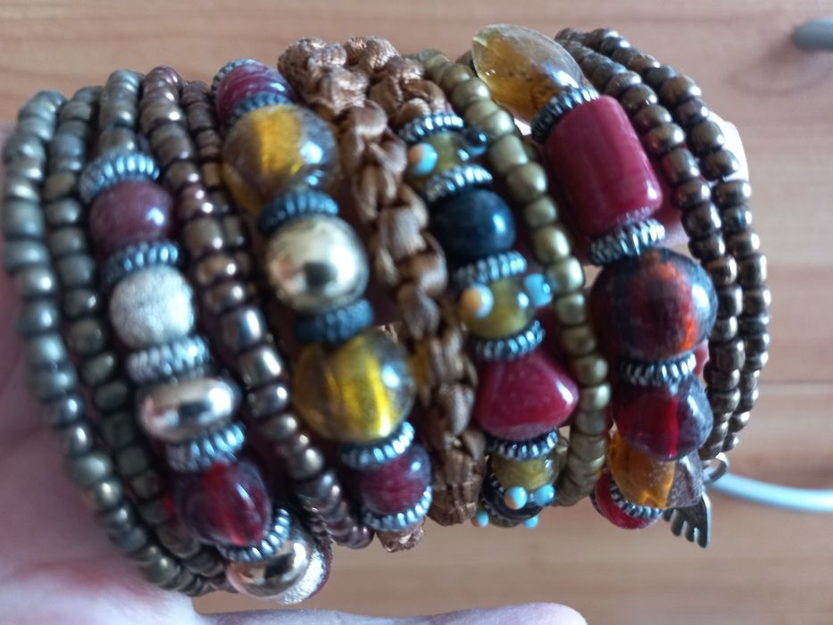Pulseira muito original, composta por vários materiais