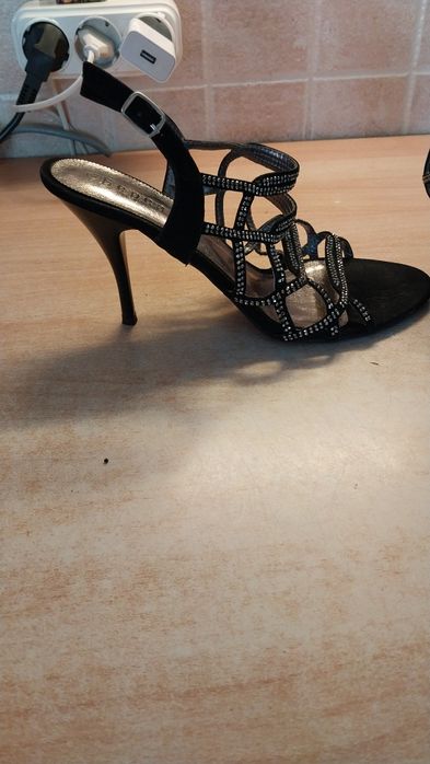 Босоніжки дуже гарні , нові  удобні