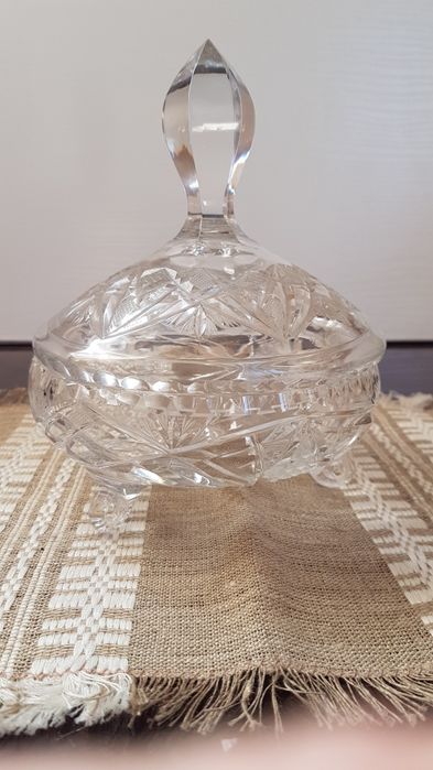 Elegancka bomboniera na nóżkach. Kryształ