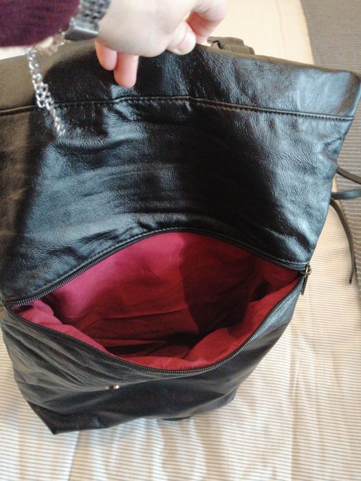 Mochila preta em imitação de pele