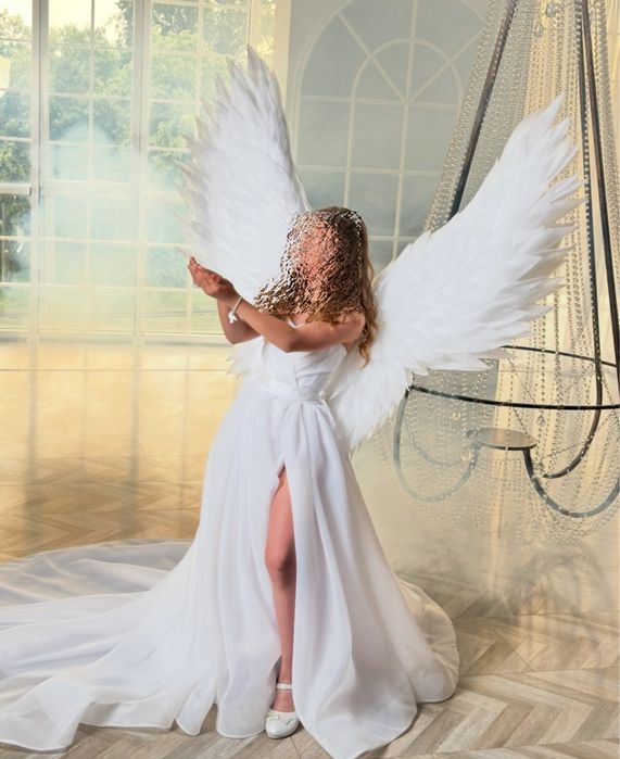 Сукня для дівчинки зі шлейфом