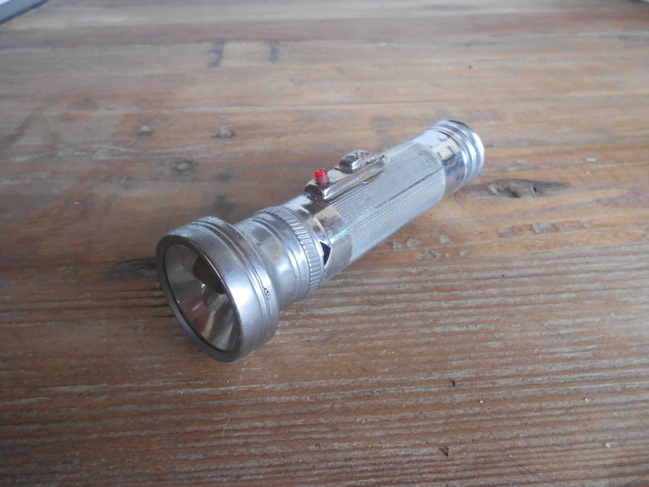 Pequena lanterna antiga vintage como nova